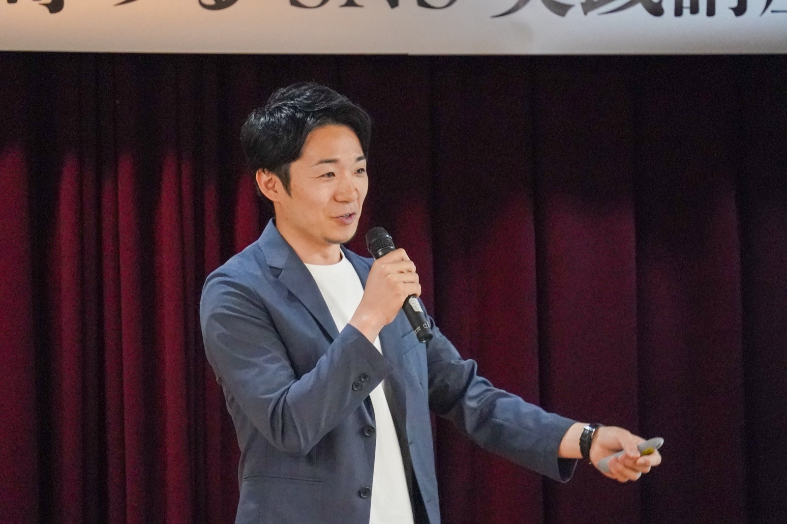 SNS実践講座で登壇する代表の木下