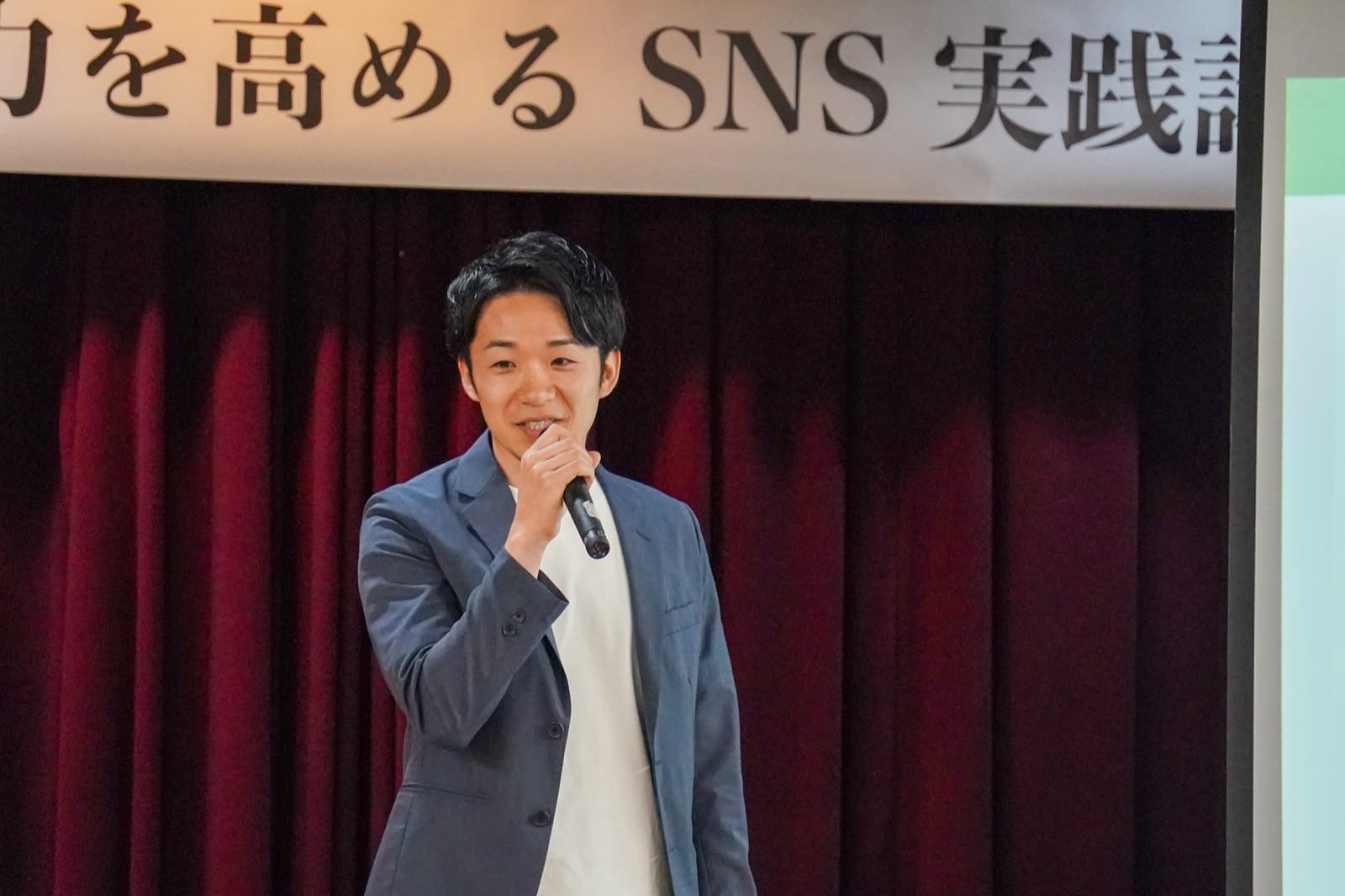 参加者に語りかける代表